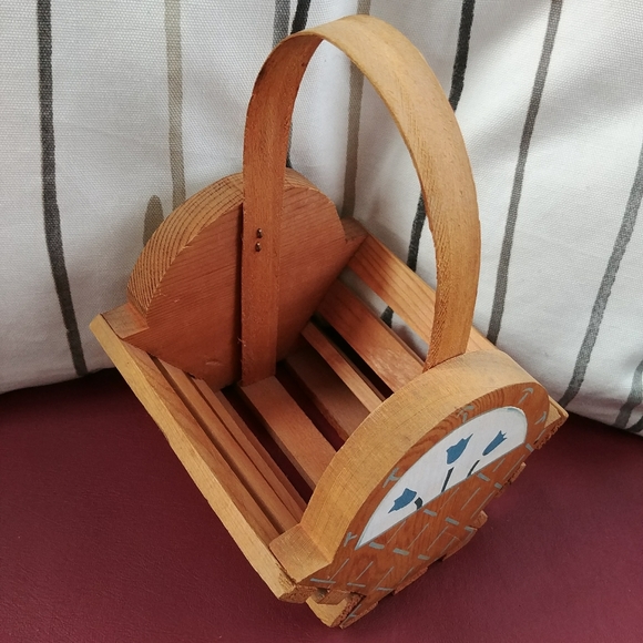 Sawmill Critters Wood Basket Hand Painted - Picture 3 of 5